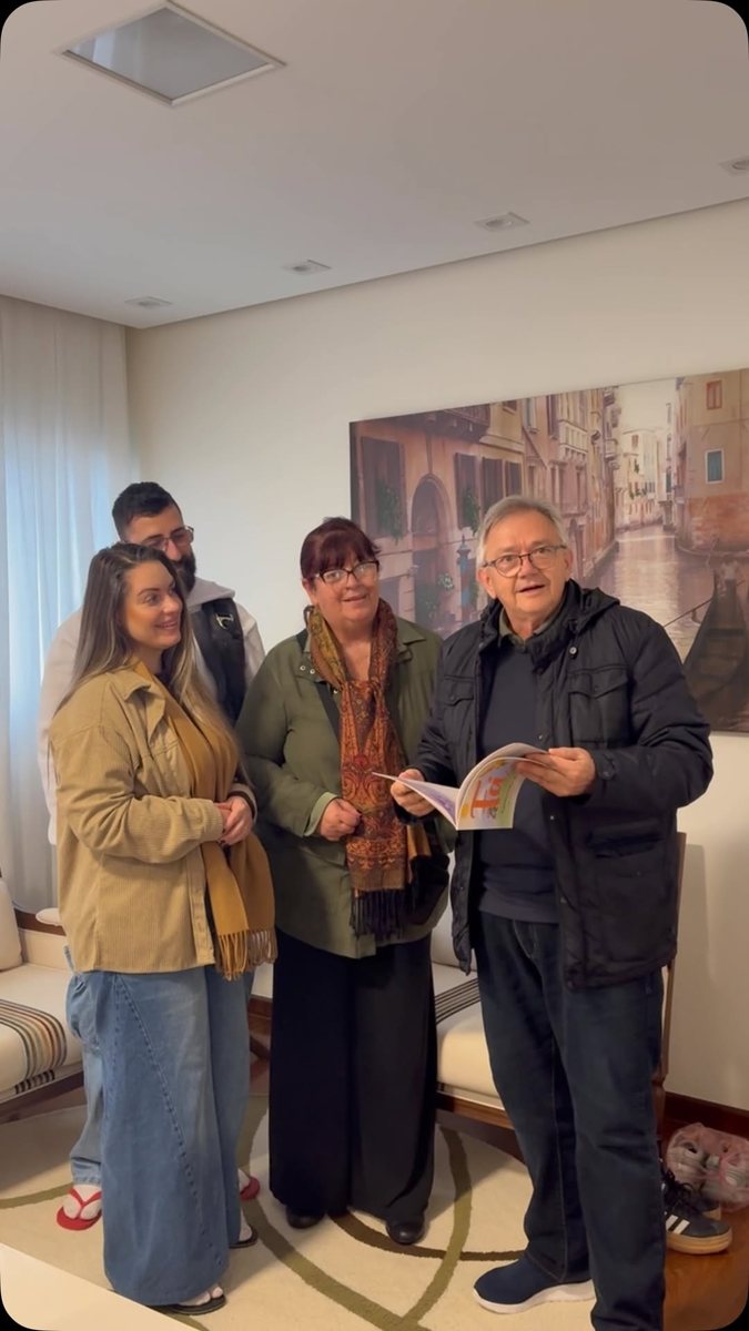 Família conhecendo o livro Fá